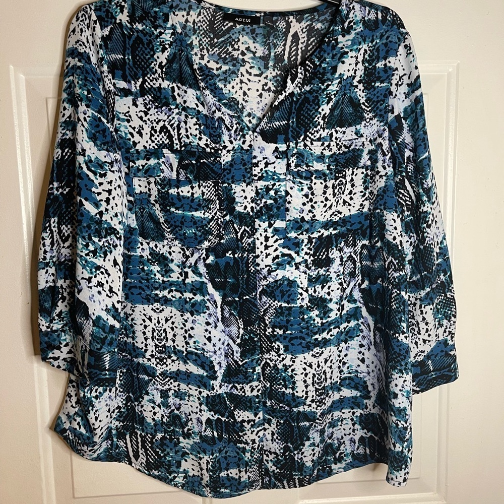 Apt 9 pattern blouse in white, black and blue. Size medium‎